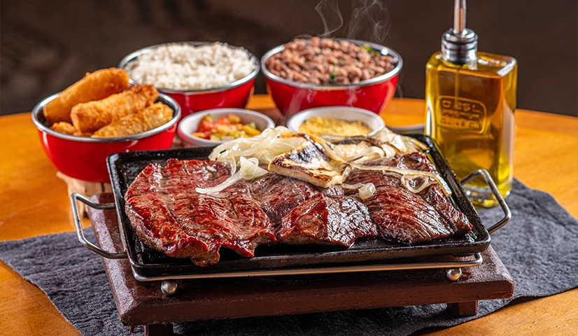 Carne de sol na chapa com acompanhamentos