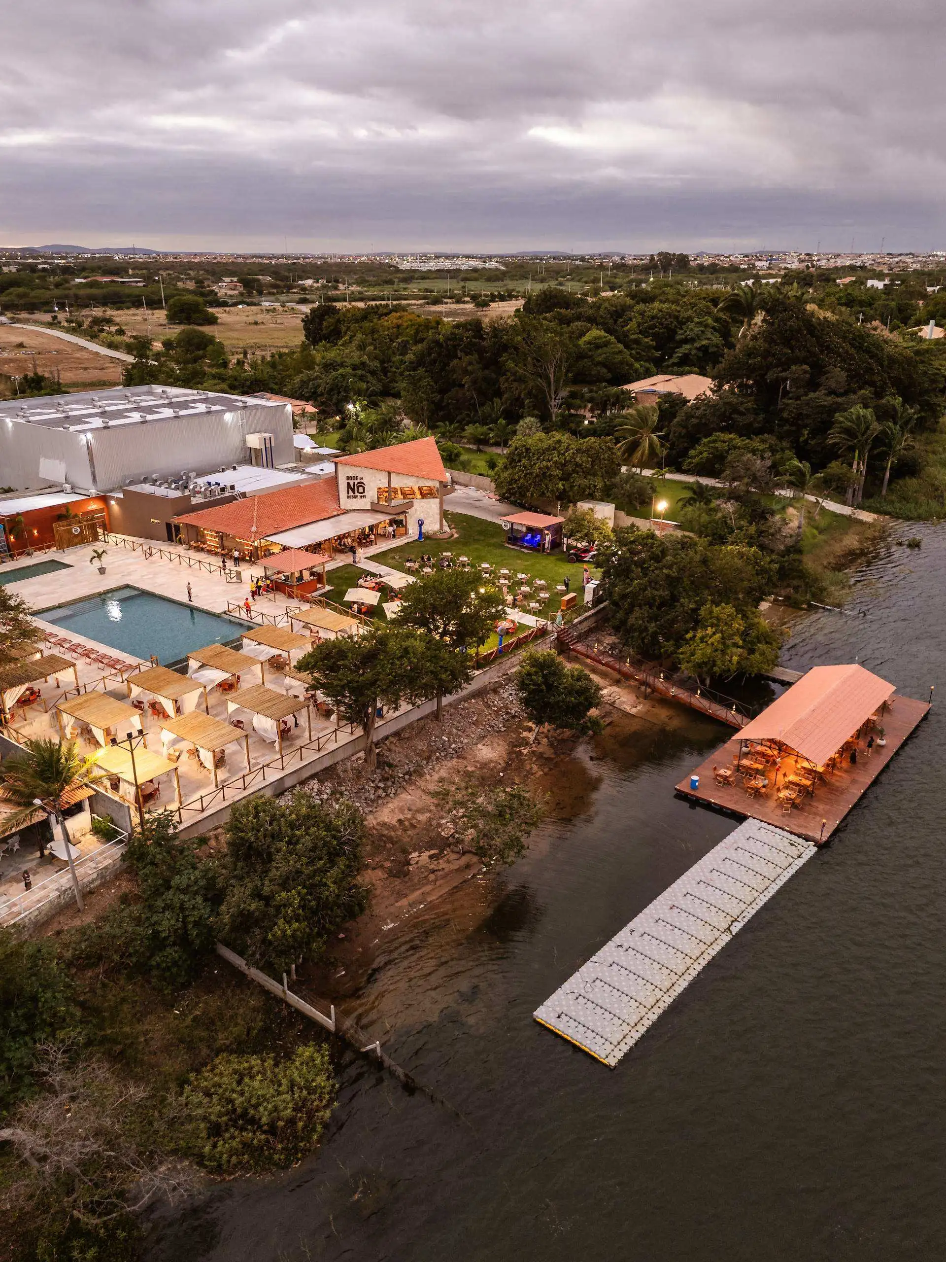 Vista aérea do Bode do Nô Petrolina às margens do Rio São Francisco, com piscina e deck sobre o rio